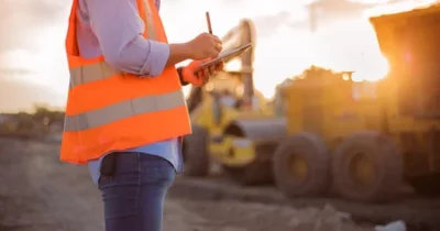 97527385-ingénieur-asiatique-avec-casque-utilisant-ordinateur-tablette-pc-et-travaille-au-chantier-de-constru